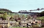Nach der engen 180°-Kurve hinter dem Bahnhof Markersbach passiert 86 1591 das 36 m hohe und 236 m lange Viadukt aus dem Jahr 1889. (04.1975) <i>Foto: Michael Malke</i>