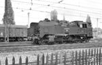 Die 1938 bei Krupp in Essen gebaute Lok 82 der Köln-Bonner-Eisenbahn im Bahnhof Wesseling. Interessant ist, das der dahinter stehende Bahnhofswagen Nr. 20 noch 1958 eine DR-Bezeichnung der brit-US-Zone trug.  (13.08.1958) <i>Foto: Jacques H. Renaud</i>