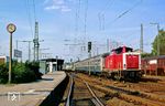 Ebenfalls im neuen Farbkonzept war bereits die Wuppertaler 212 264 unterwegs, die hier mit N 5720 nach Remscheid den Bahnhof Solingen-Ohligs verlässt. (16.08.1988) <i>Foto: Joachim Bügel</i>