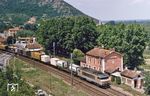 Die französische Elektrolok BB 22200 war sowohl für den Einsatz auf dem mit 1,5 kV elektrifizierten Gleichstromnetz als auch auf dem mit 25 kV, 50 Hz elektrifizierten Wechselstromnetz der SNCF vorgesehen. In den Jahren 1976 bis 1986 wurden von Alsthom und Matériel de Traction Électrique (MTE) in sechs Bauserien insgesamt 205 Lokomotiven gebaut. SNCB 22204 (Baujahr 1977) ist hier mit einem Güterzug in Andance im Rhonetal in der Region Auvergne-Rhône-Alpes unterwegs.  (1981) <i>Foto: Peter Wagner</i>
