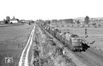 E 40 011 (Bw Offenburg) fährt mit einem Güterzug bei Mingolsheim-Kronau südwärts. Das prägnante Gebäude links im Hintergrund ist übrigens die Justizvollzugsanstalt. (21.10.1962) <i>Foto: Helmut Röth</i>