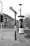 Interessante Hauptsignalsignalisierung der OEG an einer Straßenkreuzung in Heidelberg. Das Verkehrszeichen der abknickenden Vorfahrtsstraße ist ebenso spannend. (18.11.1962) <i>Foto: Helmut Röth</i>
