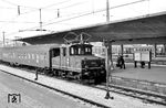 Mit der Eröffnung des neuen Heidelberger Hauptbahnhofs am 5.5.55 (!) wurde auch der komplette Rangierdienst von zwei E 69 übernommen, die von der "Ammergaubahn" (Murnau - Oberammergau) kamen. Nach neun Jahren auf "Auslandseinsatz" kehrten sie 1964 auf ihre bayrische Stammstrecke zurück. (02.02.1963) <i>Foto: Helmut Röth</i>