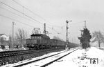 E 94 038 vom Bw Kornwestheim vor einem Güterzug in Heidelberg-Kirchheim. (24.02.1963) <i>Foto: Helmut Röth</i>
