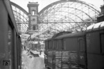 Blick auf die vom Krieg gezeichnete Bahnhofshalle von München Hbf. (1947) <i>Foto: Slg. Eisenbahnstiftung</i>