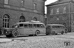 Ein gut besetzter Postbus vor dem Regensburger Hauptbahnhof.  (1946) <i>Foto: RBD Regensburg</i>