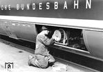 Arbeiten an der Elektrik eines SVT 06 im Bw Köln Bbf. (1958) <i>Foto: Below</i>