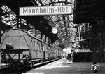 Personenzug in dem noch vom Krieg gezeichneten Mannheimer Hauptbahnhof. (1948) <i>Foto: RBD Mainz, Slg. W. Löckel</i>