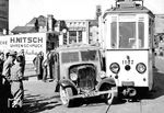 Ein Lkw mit Kennzeichen der amerikanischen Zone Württemberg-Baden kam dem Tw 1107 der Rhein-Haardtbahn unerwartet in die Quere. (1950) <i>Foto: Slg. Wolfgang Löckel</i>