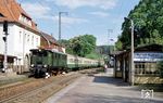 E 77 10 fährt mit einem Sonderzug in den Bahnhof Kurort Rathen im Elbsandgebirge ein. (14.05.1999) <i>Foto: Michael Malke</i>