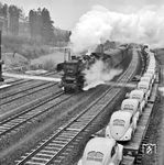 01 1082 vom Bw Bebra eilt mit einem Post-Expresszug durch den Bahnhof Cornberg. Das Bild entstand aus dem 1951 in Betrieb gegangenen Dr-Stellwerk "Cf", das erstmals einen Gleiswechselbetrieb über die Cornberger Rampe ermöglichte.  (11.1951) <i>Foto: Karl Friedrich Walbrach</i>