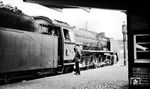 Lok und Personal der 01 070 warten im Bahnhof Hamm/Westf auf die Abfahrt. Die Lok ist bereits mit Indusi ausgerüstet. (1936) <i>Foto: Jacques H. Renaud</i>