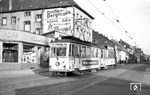 Die Straßenbahn Saarbrücken verkehrte von 1890 bis 1965 und wurde von der Gesellschaft für Straßenbahnen im Saartal betrieben. Das schnelle Ende kam, weil das Saarland nach 1945 unter französische Verwaltung gestellt und in Frankreich jeglicher Straßenbahnbetrieb auf Omnibus oder Oberleitungsbus umgestellt wurde oder bald umgestellt werden sollte. Es gab es enorme Schwierigkeiten, Ersatzteile zu beschaffen, da die Verbindung nach Deutschland unterbrochen war. Tw 118 und bw 227 sind hier auf der Linie 5 nach Rastpfuhl unterwegs. Zwischen dem 1. September 1960 und dem 22. Mai 1965 wurde die Straßenbahn in Saarbrücken stillgelegt.  (23.03.1963) <i>Foto: Helmut Röth</i>