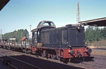 236 123 hilft bei den Elektrifizierungsarbeiten im Bahnhof Eutingen. (04.09.1973) <i>Foto: Wolfgang Bügel</i>