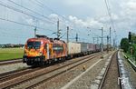 Die "brennende" TX-Logistik-Lok 182 572 mit dem unkonventionellen Werbespruch "Wir brennen für das was wir tun" mit einem KLV-Zug bei Maisach zwischen München und Augsburg. (21.06.2017) <i>Foto: Stefan von Lossow</i>