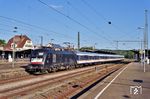 Auch im Talent-Ersatzverkehr ist MRCE-Dispolok ES 64 U2-072 (182 572) mit RE 26898 (Tübingen - Heilbronn) unterwegs, aufgenommen in Plochingen. (31.05.2021) <i>Foto: Zeno Pillmann</i>