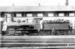 Lok "POMONA", eine pfälzische G 2.II, gebaut von Maffei im Jahr 1889 unter der Fabriknummer 1539. Insgesamt wurden zwischen 1884 und 1892 22 C-gekuppelte Güterzuglokomotiven von der Pfalzbahn angeschafft. Sie wiesen Merkmale der bayrischen Baureihe C IV und einer preußischen C-gekuppelten Maschine auf. Von den Fahrzeugen wurden zwei an die Eisenbahnen des Saargebietes verkauft, eine ging als Reparationsleistung nach Frankreich. Die Fahrzeuge waren mit Schlepptendern der Bauart 3 T 9,8 ausgestattet. In die Reichsbahnzeit schaffte es keine Maschine. (1895) <i>Foto: RVM-Archiv</i>