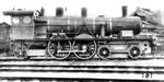 Auf dem Werkhof der Firma Krauss in München wird die umgebaute P 3.II Nr. 263 der Pfalzbahn (siehe Bild-Nr. 39676) vorgestellt. Der Hilfsantrieb, als auch die Ausgleichsgewichte wurden entfernt. Außerdem wurde der Sandkasten nach hinten verlegt, so dass jetzt beide Kuppelachsen gesandet werden können. Durch den Umbau entstand eine weiterhin ungewöhnlich aussehende, jedoch brauchbare Lokomotive. Die Deutsche Reichsbahn hatte im vorläufigen Umzeichnungsplan für die Lok noch die Nummer 14 121 vorgesehen, sie aber 1924 ausgemustert. (1902) <i>Foto: RVM-Archiv</i>