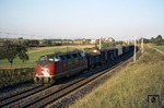 220 008 vor einem Durchgangsgüterzug auf der Gäubahn bei Eutingen. (04.09.1973) <i>Foto: Wolfgang Bügel</i>