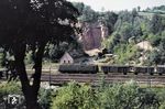 E 50 003 vom Bw Nürnberg Rbf mit einem Güterzug nach Aschaffenburg im Bahnhof Heigenbrücken vor der Kulisse der heute längst aufgelassenen Sandsteinbrüche. (04.06.1960) <i>Foto: Carl Bellingrodt</i>