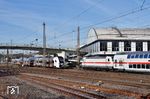 In Wuppertal-Oberbarmen begegnen sich 146 572 mit IC 2042 nach Köln und RRX 462 027 als RE 26411 nach Dortmund. (06.03.2021) <i>Foto: Zeno Pillmann</i>