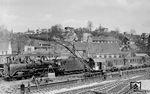 03 017 (Bw Köln-Deutzerfeld) passiert mit dem D 4 eine Brückenbaustelle in Wuppertal-Oberbarmen. Dort ist der Gleisbaukran "Wuppertal 6802" (Mohr&Federhaff, Baujahr 1927) des Gleisbauhofs Opladen im Einsatz. (18.04.1949) <i>Foto: Carl Bellingrodt</i>