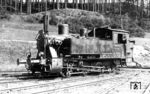 Die bayr. GtL 4/4 waren speziell für den Einsatz auf den bayerischen Lokalbahnen gedacht. 1911 wurden die ersten zwei, 1914 weitere elf Maschinen von Krauss hergestellt. Entwickelt waren sie von Richard von Helmholtz. Aufgrund der guten Erfahrungen mit der GtL 4/4 entschloss sich die Gruppenverwaltung Bayern der Deutschen Reichsbahn, weitere Exemplare dieser Lokomotive zu erwerben. 1921 bis 1924 lieferte Krauss nochmals 87 Maschinen, die etwas schwerer waren und sich in der Ausführung des Führerhauses von den ursprünglichen 13 Exemplaren unterschieden. Die letzten 17 Lokomotiven aus dem Jahr 1927 waren noch einmal schwerer als die vorherigen Maschinen, was auf die vergrößerten Vorräte zurückzuführen war. Kessel, Triebwerk und Leistung blieben über den gesamten Beschaffungszeitraum unverändert. 98 801 (Baujahr 1912) wurde in Schongau angetroffen.  (1932) <i>Foto: DLA Darmstadt (Maey)</i>
