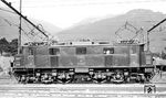 1925 beschaffte die BBÖ vier Lokomotiven für die elektrifizierten Strecken in Voralberg und Tirol. Für die Art des Antriebes gab es zu diesem zeitpunkt noch immer keine eindeutige Lösung. Der bei Straßenbahnen übliche Tatzlagerantrieb war für höhere Geschwindigkeiten nicht geeignet, der nach wie vor übliche, von den Dampflokomotiven stammende Treibstangenantrieb war auch alles andere als optimal. Für die Reihe 1570 entwickelte Siemens-Schuckert einen eigenen Vertikalantrieb, bei dem die Motoren über kegelförmige Zahnräder direkt die Achsen antrieben. Dies gestattete auch, eine Laufachse gemeinsam mit einer angetriebenen Achse in einem Drehgestell zu vereinen. Die Schmierung der vertikal angeordneten Motoren musste aber ständig überwacht werden, was bedingte, dass die Lokomotiven von zwei Mann betrieben werden mussten, denn der Ölverbrauch war beträchtlich. Für viele Einsatzzwecke erwiesen sich allerdings als zu schwach, von einer weiteren Beschaffung wurde daher zugunsten der etwas stärkeren Nachfolgereihe BBÖ 1670 abgesehen. Die Deutsche Reichsbahn bezeichnete die Lokomotiven ab 1938 als E 22, die ÖBB zeichnete sie 1953 in ihre Ursprungsbezeichnung zurück. Alle vier Loks wurden bis 1978 ausgemustert. 1570.01, hier als E 22 001 in Bludenz, kam zur Sammlung des Österreichischen Eisenbahnmuseums und befindet sich im Eisenbahnmuseum Strasshof.  (15.09.1938) <i>Foto: DLA Darmstadt (Maey)</i>