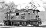 Mitte der 1920er Jahre benötigten die Österreichischen Bundesbahnen für die traktionstechnisch schwierige Mittenwaldbahn mit ihren Steigungen von mehr als 36 Promille und die im Jahre 1925 elektrifizierte Strecke Attnang-Puchheim – Stainach-Irdning (Salzkammergutbahn) möglichst universell einsetzbare Lokomotiven. Auf der Mittenwaldbahn besorgte die Reihe 1060 (vgl. Bild-Nr. 77770) den gesamten Verkehr, wofür ihre Leistung nicht mehr ausreichte. Auf der Salzkammergutbahn war die Reihe 1029 im Einsatz, die wegen ihrer starren 1’C1’-Bauweise für die kurvenreiche Strecke nicht geeignet war. Die Entscheidung für eine neue Lok fiel auf eine vierachsige Drehgestellmaschine mit Einzelachsantrieb, die die Reihenbezeichnung 1170 erhielt. Die bis dahin üblichen Stangenantriebe wurden hier ebenso aufgegeben wie die Bauart mit großen, im Maschinenraum untergebrachten Motoren. Die bei der Reichsbahn als E 45 104 eingeordnete 1170.104 steht vor dem Karwendel in Völs bei Innsbruck. (05.1940) <i>Foto: RVM-Filmstelle Berlin (Maey)</i>