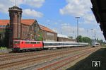 GfF 111 200 mit NX-Ersatzzug RB 32517 nach Bonn in Wuppertal-Unterbarmen. Rechts entschwindet Abellio VT 12.12.02 als S 7 nach Remscheid. (10.06.2021) <i>Foto: Wolfgang Bügel</i>