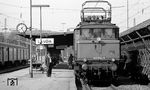 193 004 wartet vor einem Personenzug nach Heilbronn im Bahnhof Lauda. Auch nach dem Ende der Dampflokzeit machten die vielen dort verkehrenden Altbau-Elloks Lauda weiterhin zum interessanten Reiseziel. (03.1977) <i>Foto: Burkhard Wollny</i>