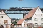 Über die Dächer des Örtchens Wittlensweiler zieht 038 382-8 vom Bw Rottweil den E 1949 nach Eutingen. (05.09.1973) <i>Foto: Wolfgang Bügel</i>