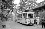Tw 16 der Herkulesbahn, einer meterspurigen Kleinbahn, die zwischen 1902 und 1966 im Kasseler Stadtgebiet und der Bergstation am Herkules (Foto) auf etwa 490 m Höhe verkehrte. (23.05.1963) <i>Foto: Helmut Röth</i>