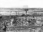 Im Frühjahr 1943 besuchte Walter Hollnagel erneut die Südukraine. An Stelle der zerstörten Dnjeprbrücke zwischen der Insel Chortitza und der Stadt Saporoshje trat übergangsweise diese Materialseilbahn (vgl. Bild-Nrn. 62888, 74330, 74331). Der Verlust der südlichsten Flussüberquerung über den Dnjepr war umso nachhaltiger, da es sich um ein doppelstöckiges, dem Eisenbahn- und Individualverkehr dienendes Brückenbauwerk handelte (vgl. auch Bild-Nrn. 6279, 6280, 71859).  (1943) <i>Foto: Walter Hollnagel</i>