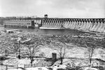 Nachdem im August 1941 Damm und Kraftwerk des Dnjepr-Staudamms gesprengt worden waren, konnte erst im Januar 1943 die Stromproduktion wieder aufgenommen werden. Aufgrund des Kriegsverlauf stand der Aufwand der Wiederherstellung wieder einmal in keinem Verhältnis zum erzielten Nutzen, sah sich die Wehrmacht angesichts der herannahenden Roten Armee ihrerseits gezwungen, im Oktober 1943 den Staudamm wieder zu zerstören.  (1943) <i>Foto: Walter Hollnagel</i>
