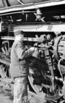Das Abölen aller Lagerstellen gehörte zum täglichen Arbeitsumfang an einer Dampflokomotive. Der Heizer ist gerade an einer 44er zugange. (05.1969) <i>Foto: Jean-Pierre Steffen, Slg. Wolfgang Kreckler</i>