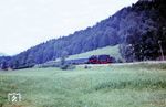 50 690 mit einem Touropa-Sonderzug nach Bayrischzell zwischen Geitau und Osterhofen. (08.1967) <i>Foto: Werner Vierling</i>