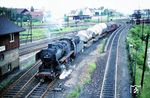 050 646 (Bw Heilbronn) fährt mit einem Güterzug nach Aalen, der einige Lademaßüberschreitungen enthält, aus dem Bahnhof Crailsheim. (10.06.1972) <i>Foto: Werner Vierling</i>