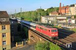 Nur in den Sommermonaten lässt sich der NX-Ersatzzug RB 32485 erlegen, fährt dieser doch erst um 20.18 Uhr an dieser Fotostelle in Wuppertal-Unterbarmen vorbei. Zudem muss dann auch die Lok (hier GfF 111 200) passenderweise auf der Kölner Seite am Zug sein. (14.06.2021) <i>Foto: Wolfgang Bügel</i>