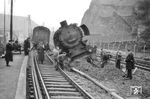 50 484 wird nach einer Entgleisung im Bahnhof St. Goarshausen aus ihrer misslichen Lage befreit. (12.1955) <i>Foto: A. Dormann, Slg. W. Löckel</i>