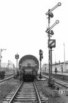 Die Lademaßüberschreitung hat den Signalmast passiert und erhält Ausfahrt in Mainz Hbf. (01.1956) <i>Foto: A. Dormann, Slg. W. Löckel</i>
