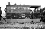 99 093 wartet im Lokalbahnhof Neustadt (Weinstr) auf bessere Zeiten. Nach Übernahme der Aufgaben durch Dieselloks der Baureihe V 29 wurde sie beim Bw Ludwigshafen (Rhein) abgestellt. Am 05.04.1956 erfolgte die Umsetzung als Z-Lok zum Bw Neustadt (Weinstr). Die BD Mainz verfügte letztendlich zum 16.08.1957 die Ausmusterung und Absetzung vom Lokbestand.  (10.1956) <i>Foto: A. Dormann, Slg. W. Löckel</i>
