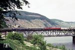 Eine 216-Doppeltraktion mit D 555 (Luxembourg - Koblenz) auf der 314 m langen Bullayer Doppelstockbrücke. Die 1878 fertig gestellte Brücke war die erste dieser Art in Deutschland.  (19.05.1971) <i>Foto: Wolf-Dietmar Loos</i>