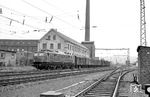 Am Tag der Aufnahme neu dem Bw Bebra zugeteilt, fährt E 50 075 mit einem Güterzug durch den Bahnhof Bad Hersfeld nordwärts. (25.05.1963) <i>Foto: Helmut Röth</i>