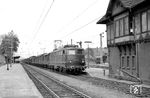 Auch E 40 176 war am Tag der Aufnahme ein Neuankömmling in Bebra, der aus Bamberg kam. Hier ist sie mit einem Güterzug in Bad Hersfeld südwärts unterwegs. (25.05.1963) <i>Foto: Helmut Röth</i>