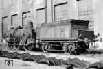 Die Loks der Gattung IX, ab 1868 als Gattung II a (alt) bei der Großherzoglich Badischen Staatseisenbahn geführt, waren sogenannte Crampton-Lokomotiven. Diese besaßen nur eine einzige, hinter dem Kessel angeordnete Treibachse mit großen Rädern von bis zu 2,15 m Durchmesser. Nachteilig bei dieser Konstruktion war das prinzipbedingt ungünstige Verhältnis von Gesamt- zu Reibungsmasse. Damit war auch die Zugkraft gering und Lokomotiven neigten zum Schleudern. In England, dem Heimatland der Loks, konnte sich die Bauart nicht durchsetzen, jedoch trug eine besonders leistungsfähige Maschine der Bauart Crampton durch einen Geschwindigkeitsrekord von 126 km/h dazu bei, dass sich die Normalspur von Stephenson durchsetzte und die Great-Western-Bahn die von ihr bevorzugte Breitspur (2134 mm) aufgeben musste. Die 1863 gebaute Lok "PHOENIX" blieb als einziges Exemplar in Deutschland erhalten und war bis in die 1890er Jahre als Rangierlok auf dem Bahnhof Mannheim im Einsatz. Während des Zweiten Weltkrieges wurde sie stark beschädigt. Hier wartet sie im Ausbesserungswerk München-Freimann auf ihre Aufarbeitung für das Verkehrsmuseum Nürnberg. (1956) <i>Foto: Ernst Schörner</i>