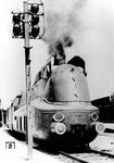 Eine unbekannte Linzer 03.10 mit einem Schnellzug Nürnberg - Wien West auf der österreichischen Westbahn in Linz Hbf.  (1941) <i>Foto: Adolf Hofbauer</i>