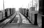 Parallel zur Maxauer Rheinbrücke existierte im Zuge der "Pfälzischen Ludwigsbahn" (Heidelberg–Schwetzingen–Speyer) eine weitere Schwimmbrücke von 1866 bis 1938 über den Rhein. Auf der 5,90 m breiten Brücke mussten sich der Individualverkehr und die Eisenbahn den Platz teilen. Das Bauwerk musste mehrmals täglich für die Züge zusammen- und anschließend wieder auseinander gefahren werden, damit der Schiffsverkehr auf dem Fluss passieren konnte. 1929 querten zwölf Züge die Brücke, die währenddessen für den Straßenverkehr gesperrt war. Am 20. Januar 1938 wurde die Schiffsbrücke durch eine feste Konstruktion ersetzt. Das Bild zeigt die Brückenauffahrt mit Blickrichtung Rhein kurz vor Schließung der Schwimmbrücke. (01.1938) <i>Foto: RBD Mainz, Slg. W. Löckel</i>