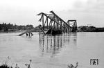 Am 23. März 1945 wurde die erst 8 Jahre alte Brücke über den Rhein bei Speyer durch die sich zurückziehende deutsche Wehrmacht gesprengt. Die Sinnlosigkeit dieser Aktion zeigt sich darin, dass bereits ab dem 31. März 1945 französische Pioniere unterhalb der gesprengten Brücke mit dem Bau einer Pontonbrücke begannen, die ab dem 3. April 1945 befahrbar war, allerdings ausschließlich für den Militärverkehr. (1946) <i>Foto: RBD Mainz, Slg. W. Löckel</i>