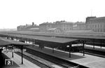 Blick auf die Bahnsteige des Ludwigshafener Kopfbahnhofs mit dem Empfangsgebäude im Hintergrund. Der Krieg ließ von den Anlagen nichts mehr übrig. (1938) <i>Foto: RBD Mainz, Slg. W. Löckel</i>